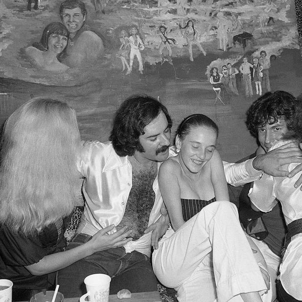 Eine Gruppe von Menschen sitzt in Plato's Retreat, einem Swingerclub in New York.