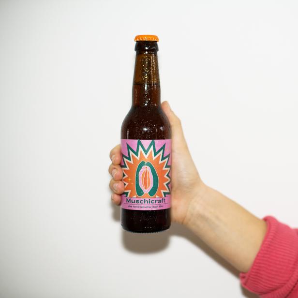 Eine Hand hält eine Flasche „Muschicraft“, ein feministisches Craft Beer.