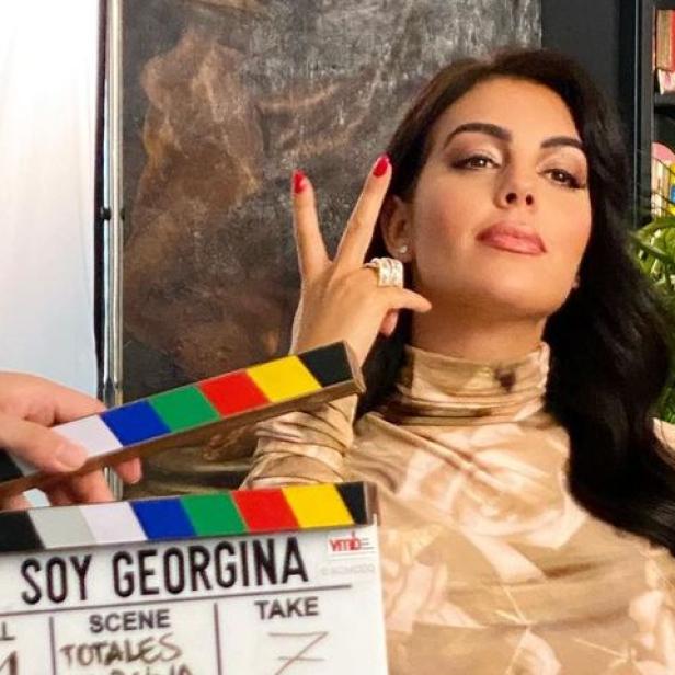 Georgina Rodríguez posiert mit einer Filmklappe für die Dreharbeiten zu „Soy Georgina“.