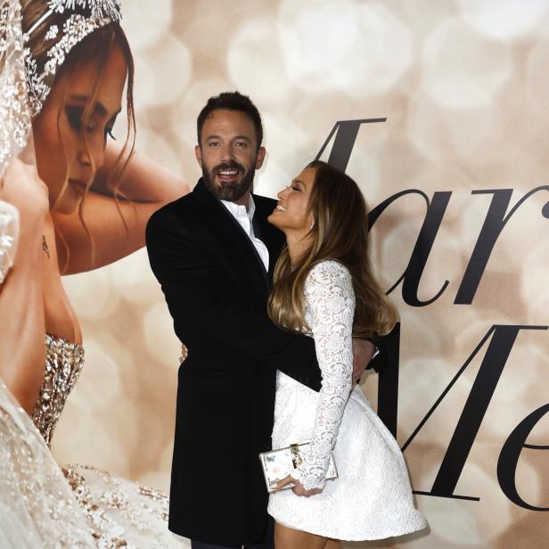 Jennifer Lopez und Ben Affleck umarmen sich auf dem roten Teppich.