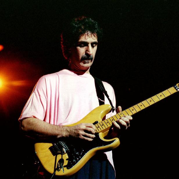 Der Rockmusiker Frank Zappa im Warner Theater in Washington D.C. im Jahr 1988.