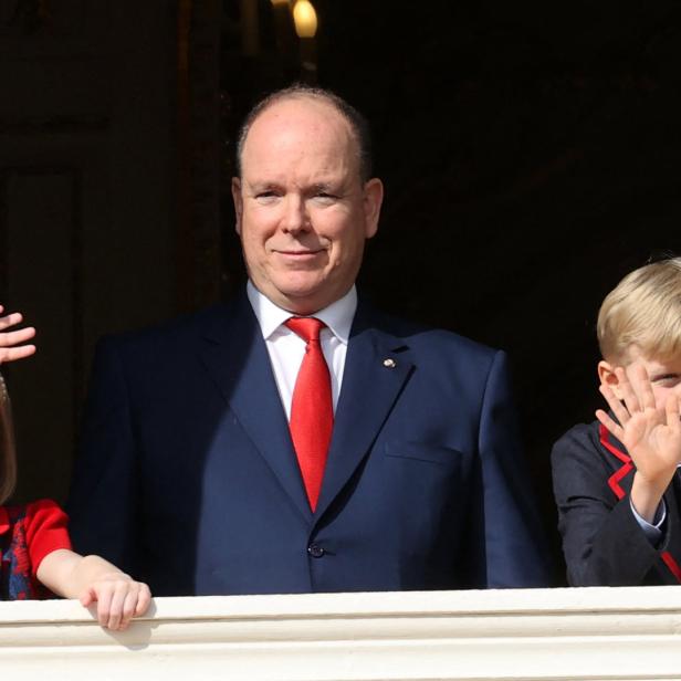 Fürst Albert II. von Monaco mit seinen Kindern Prinzessin Gabriella und Prinz Jacques auf einem Balkon.