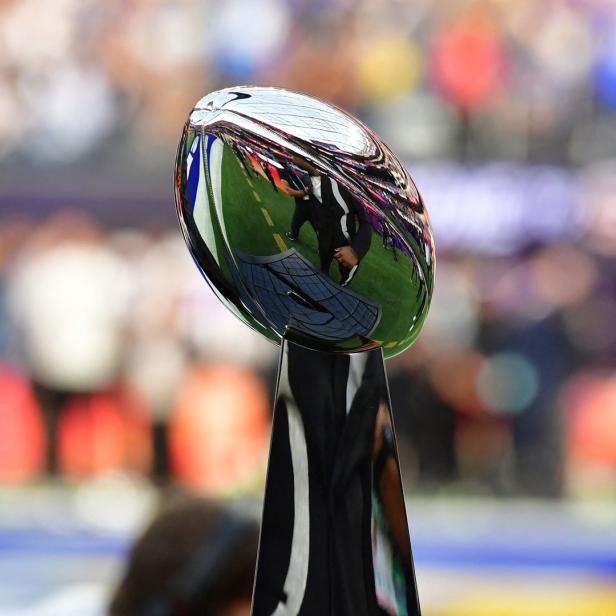 Nahaufnahme der Vince Lombardi Trophy vor einem verschwommenen Hintergrund.