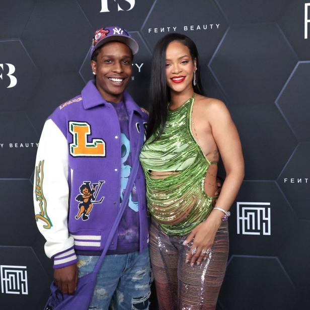 Rihanna und A$AP Rocky posieren vor einer Fenty Beauty Wand.