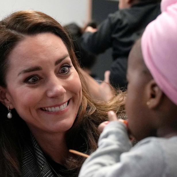 Catherine, Prinzessin von Wales, interagiert mit einem Kind mit rosa Turban.