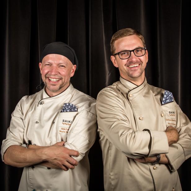 Die Köche Alois Traint und Gerhard Bernhauer vom „Shiki“ in Wien stehen vor einem Vorhang.