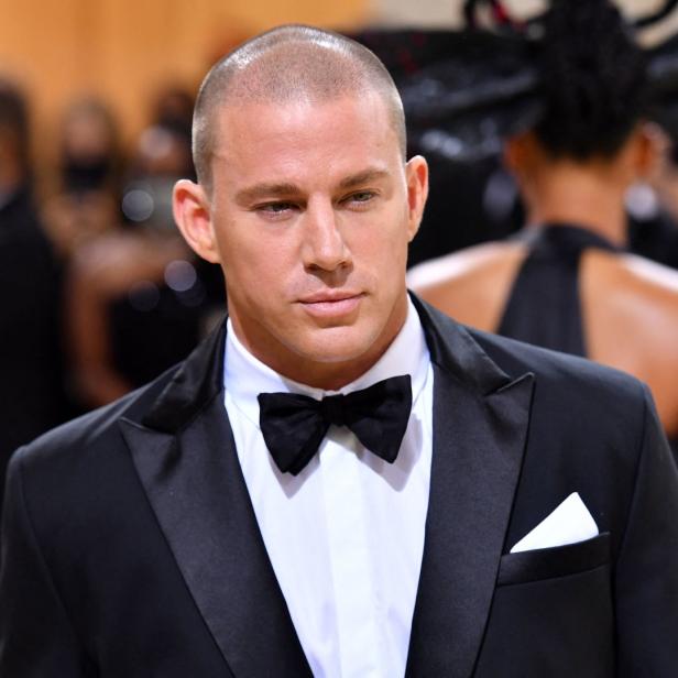 Channing Tatum in einem schwarzen Smoking mit Fliege.