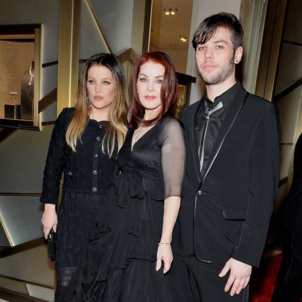 Lisa Marie Presley, Priscilla Presley und ein Mann posieren auf einem roten Teppich.