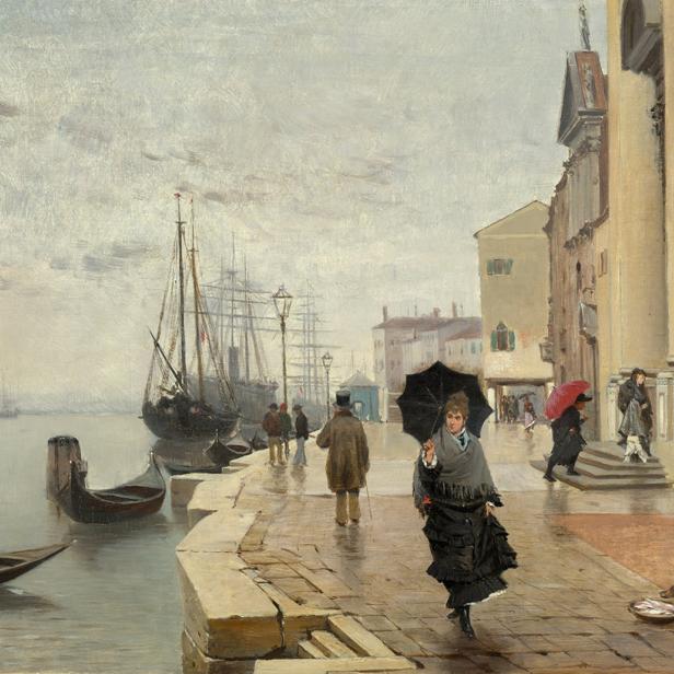 Eine belebte Szene an einem regnerischen Tag in Venedig mit Booten und Passanten.