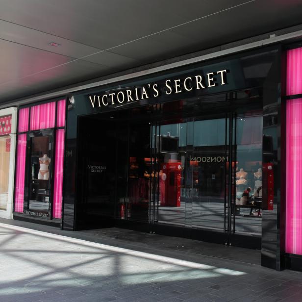 Die Fassade eines Victoria's Secret Geschäfts mit Schaufenstern und einem Werbeplakat.