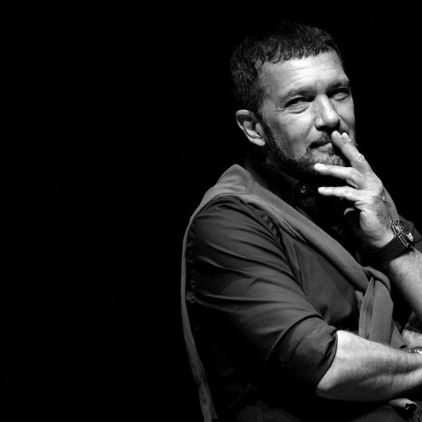 Schwarzweißporträt von Antonio Banderas, der nachdenklich in die Ferne blickt.