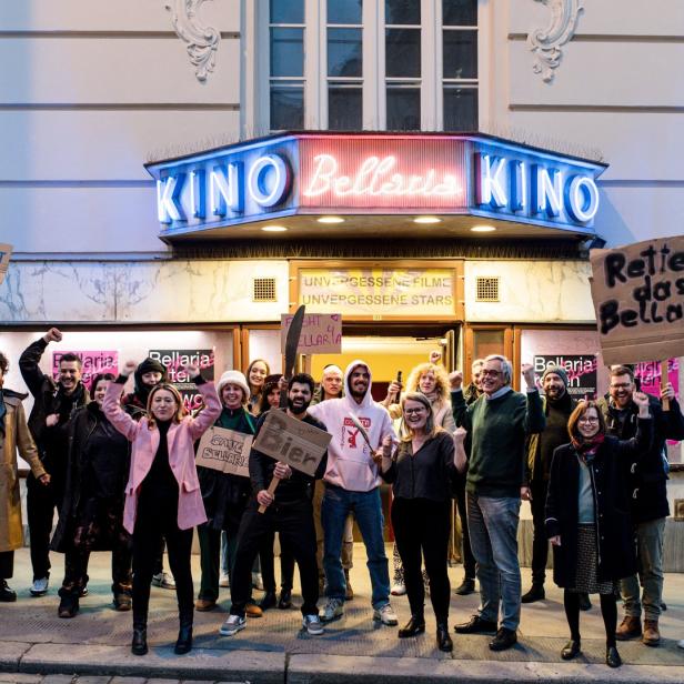 Eine Gruppe von Menschen demonstriert vor dem Kino Bellaria mit Schildern, um es zu retten.