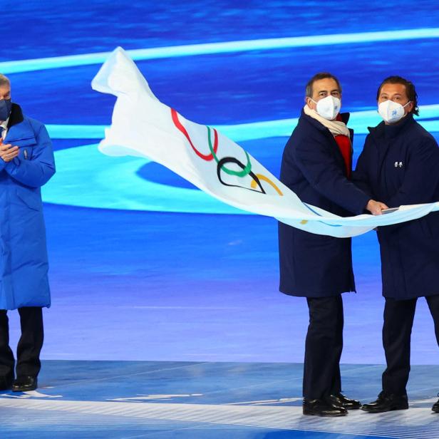 Die Olympische Fahne geht an den Bürgermeister aus Mailand und Cortina