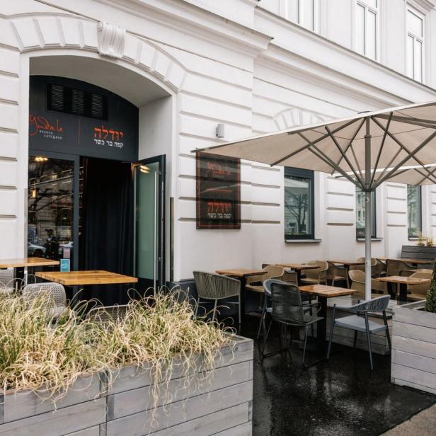 Das „Gudale“ Brunch Cafe&Bar in der Heinestraße mit Tischen im Freien.