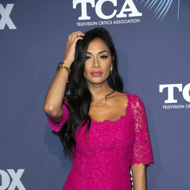 Nicole Scherzinger in einem pinkfarbenen Spitzenkleid auf dem roten Teppich.