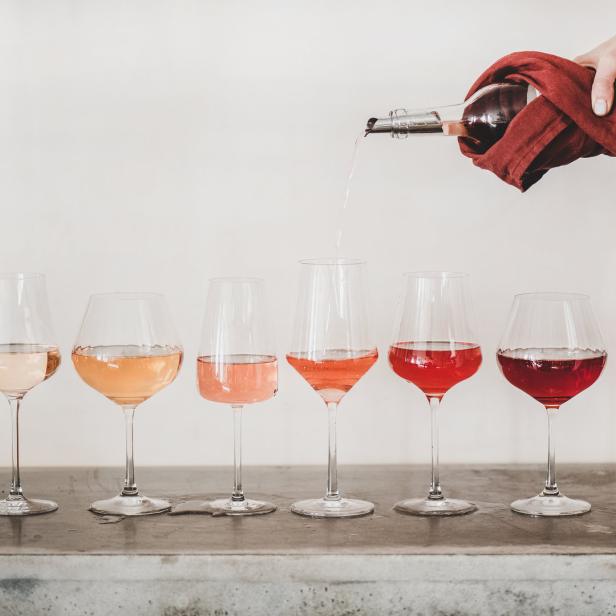 Rosé zeigt sich nicht nur farblich vielfältig – von zartem Rosa bis dunkelrot– sondern auch geschmacklich: mit Noten von Himbeere, Zwetschke, Hagebutte oder würzigen Kräutern wie Thymian.