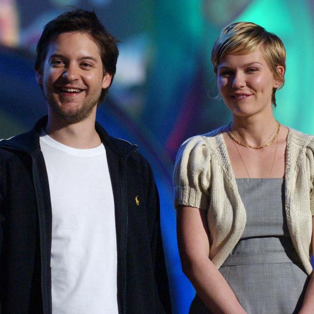 Tobey Maguire und Kirsten Dunst posieren lächelnd nebeneinander.