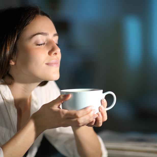 Eine Frau trinkt Kaffee.