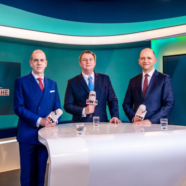Drei Männer im Studio von „ATV Aktuell – Die Woche“.