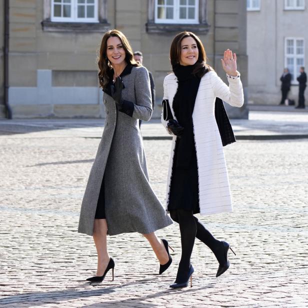 Kate Middleton und Kronprinzessin Mary von Dänemark gehen zusammen über einen Platz.
