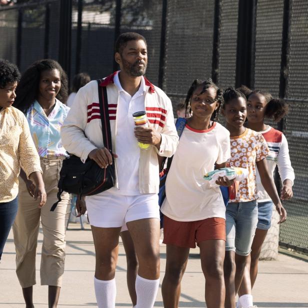 Will Smith geht mit seiner Familie auf einem Tennisplatz in „King Richard“.