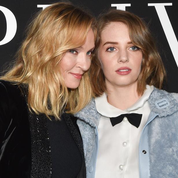 Uma Thurman und Maya Hawke posieren zusammen auf einem Event.
