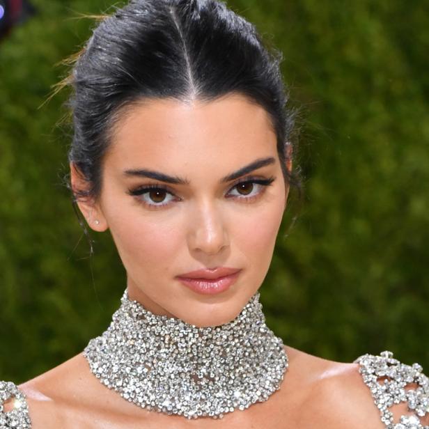Nahaufnahme von Kendall Jenner mit einem auffälligen, silbernen Halsband.