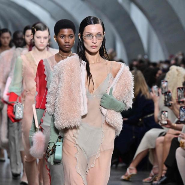 Bella Hadid läuft auf dem Laufsteg bei einer Modenschau.