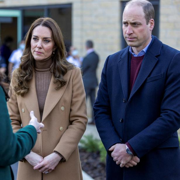 Prinz William und Herzogin Kate sprechen mit einer Frau.