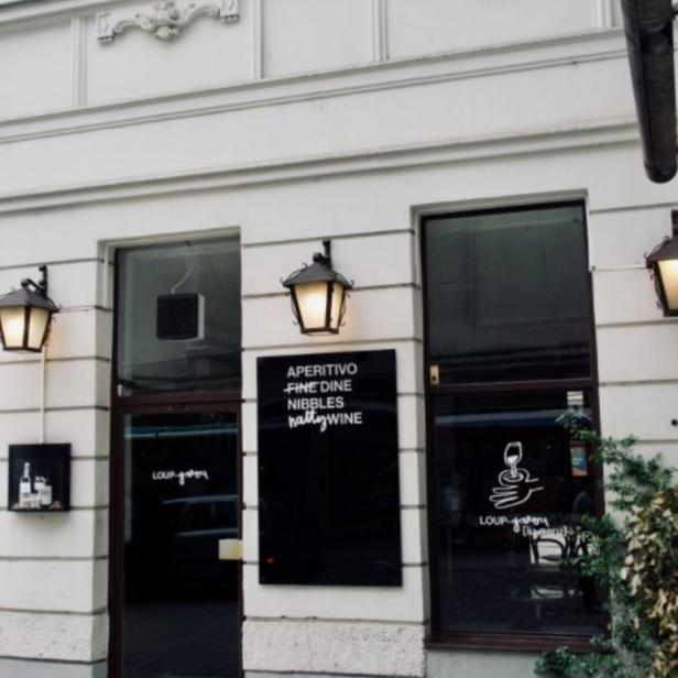 Die Fassade eines Restaurants mit dem Namen „Loup Garou“.
