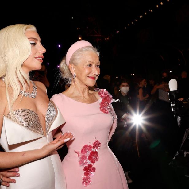 Lady Gaga und Helen Mirren posieren zusammen auf dem roten Teppich.