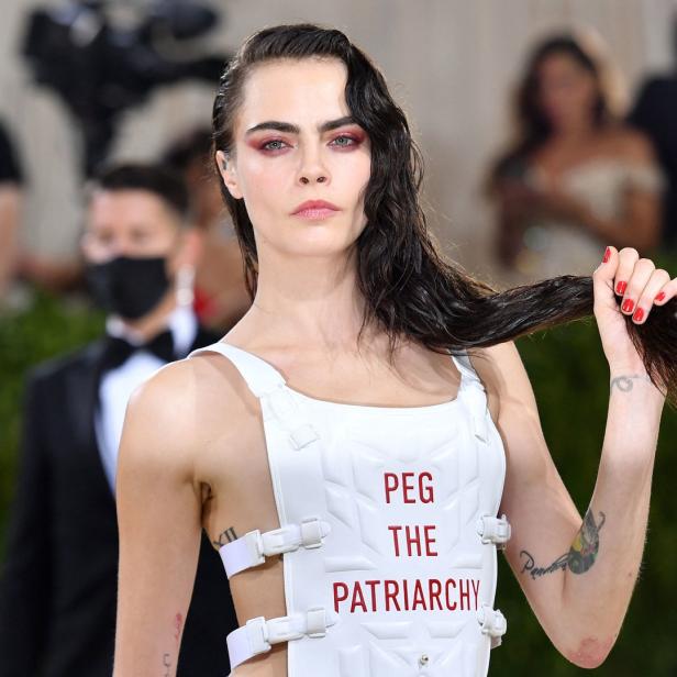 Cara Delevingne auf dem roten Teppich mit einer Weste mit der Aufschrift „Peg the Patriarchy“.