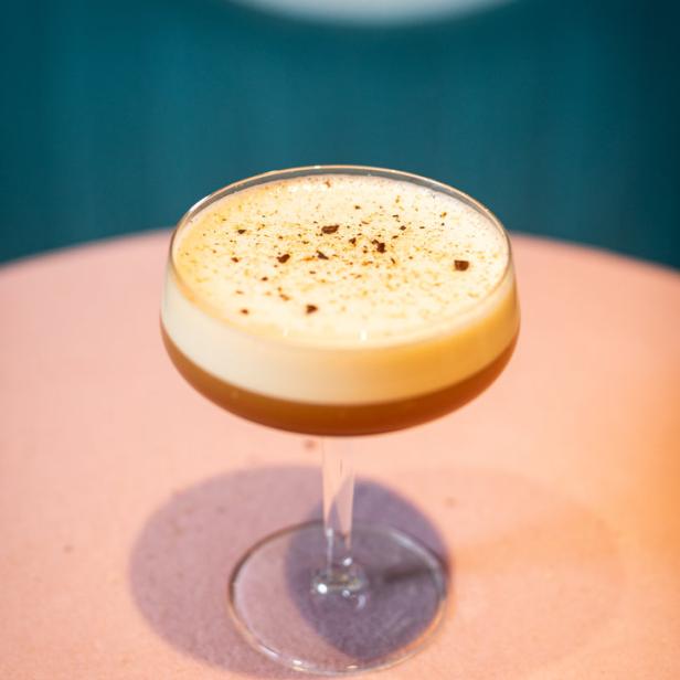 Ein Cocktail mit Schaumkrone und Schokoladenstreuseln in einem Coupette-Glas.