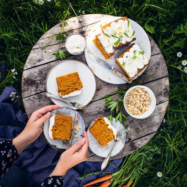 Ein Karottenkuchen mit Frischkäsefrosting wird im Freien serviert.