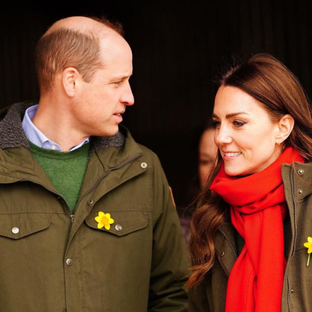 Prinz William und Prinzessin Kate tragen Narzissen als Zeichen der Unterstützung.