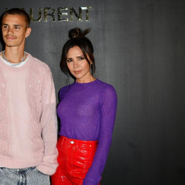Victoria Beckham mit ihrem Sohn Romeo vor einer „Saint Laurent“-Wand.