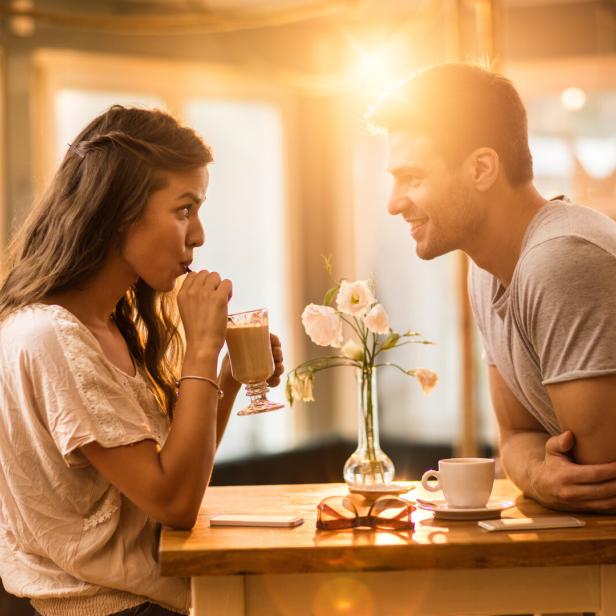 Frau und Mann bei einem Date.