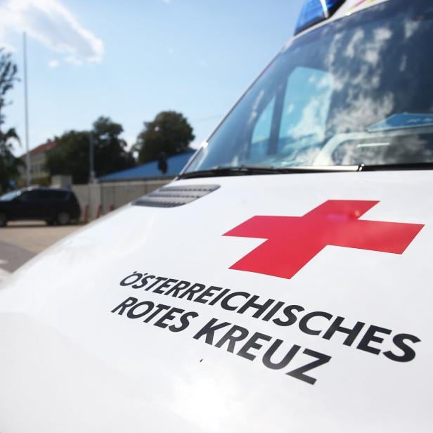 Detailansicht der Motorhaube eines Rettungswagens des Österreichischen Roten Kreuzes.