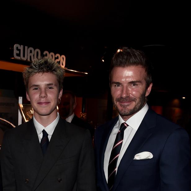 David Beckham posiert mit seinem Sohn für ein Foto.