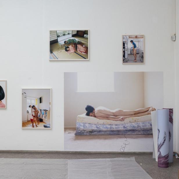 Eine Ausstellung mit Fotografien von Pixy Liao an einer weißen Wand.