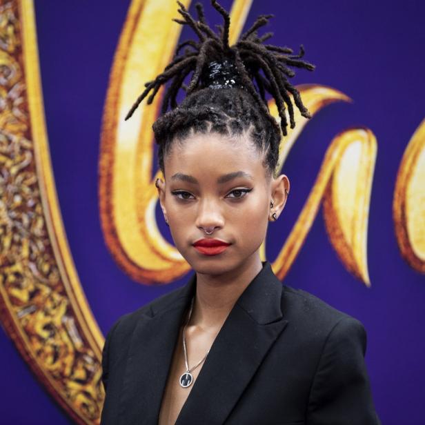 Willow Smith posiert vor einem „Aladdin“-Hintergrund.