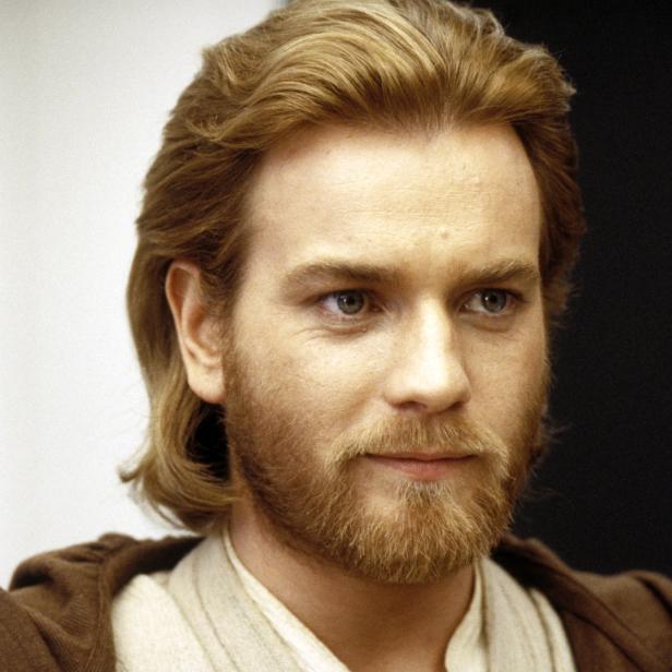 Porträt von Ewan McGregor mit blonden Haaren und Bart.