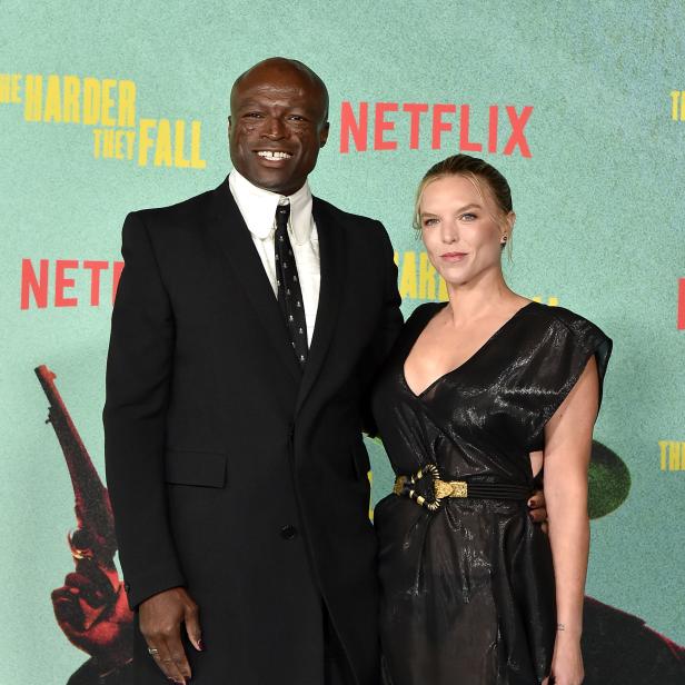 Seal und eine Frau posieren vor einer Wand für den Film „The Harder They Fall“.