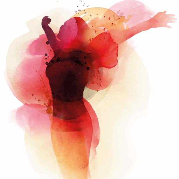 Eine stilisierte Frau steht mit erhobenen Armen vor einem Hintergrund aus Aquarellfarben.