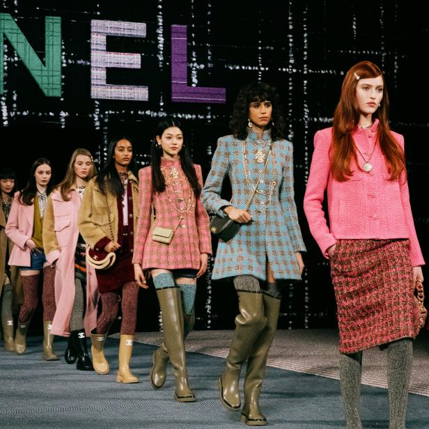 Models präsentieren die neue Chanel-Kollektion auf dem Laufsteg.