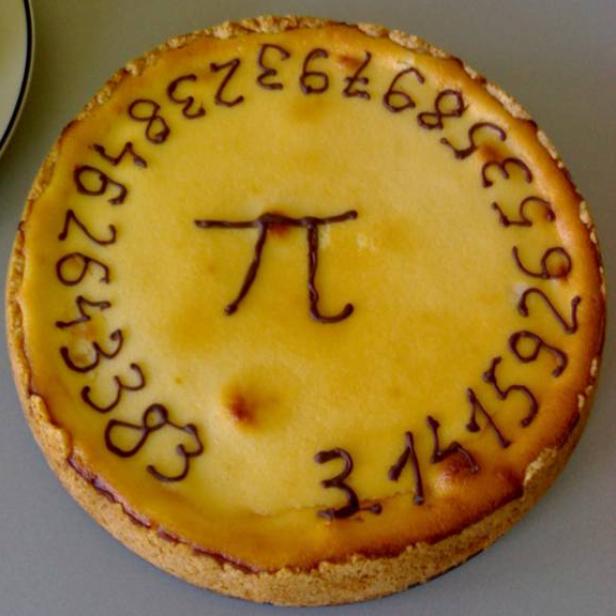 Ein Käsekuchen ist mit dem Pi-Symbol und den ersten Ziffern von Pi verziert.