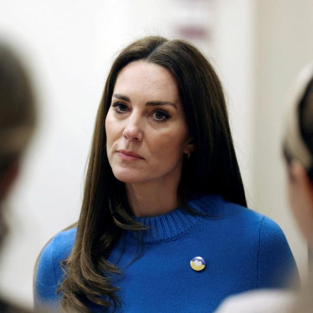 Catherine, Princess of Wales, trägt eine blaue Strickjacke mit einer ukrainischen Flaggen-Anstecknadel.