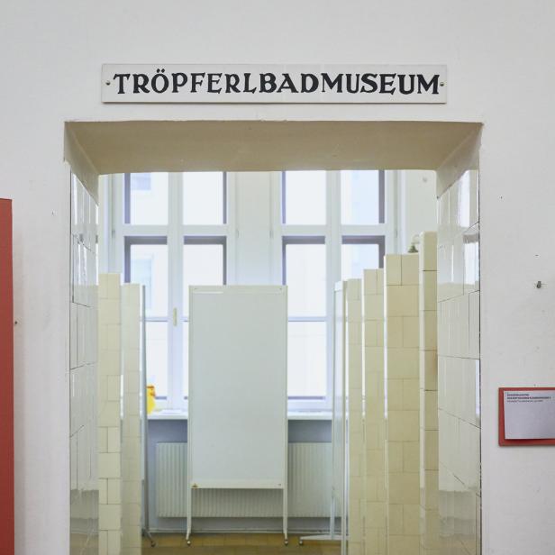 Ein Blick in das Tröpferlbadmuseum durch einen gefliesten Eingang.