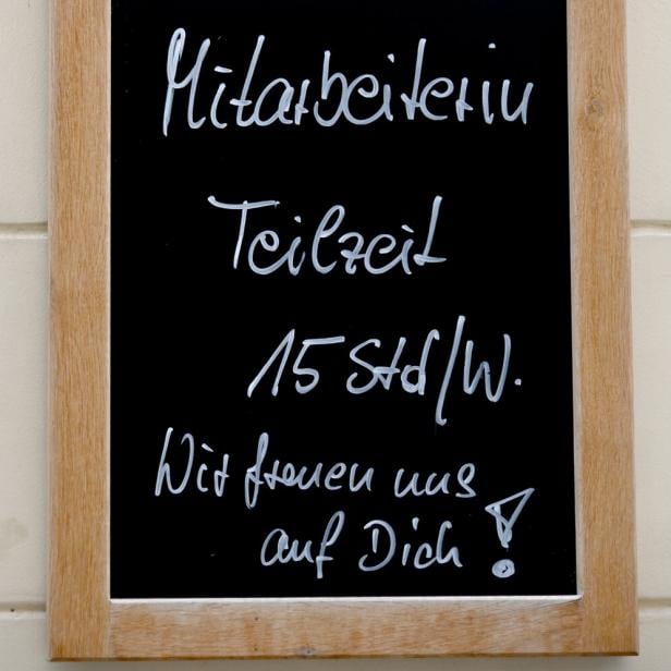 Tafel mit der Kreideaufschrift: Mitarbeiterin Teilzeit 15 Stundenwoche. Wir freuen uns auf Dich!