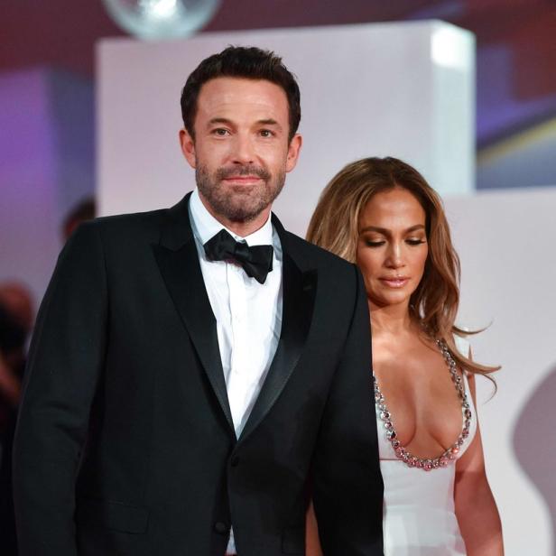 Ben Affleck und Jennifer Lopez halten Händchen auf dem roten Teppich.